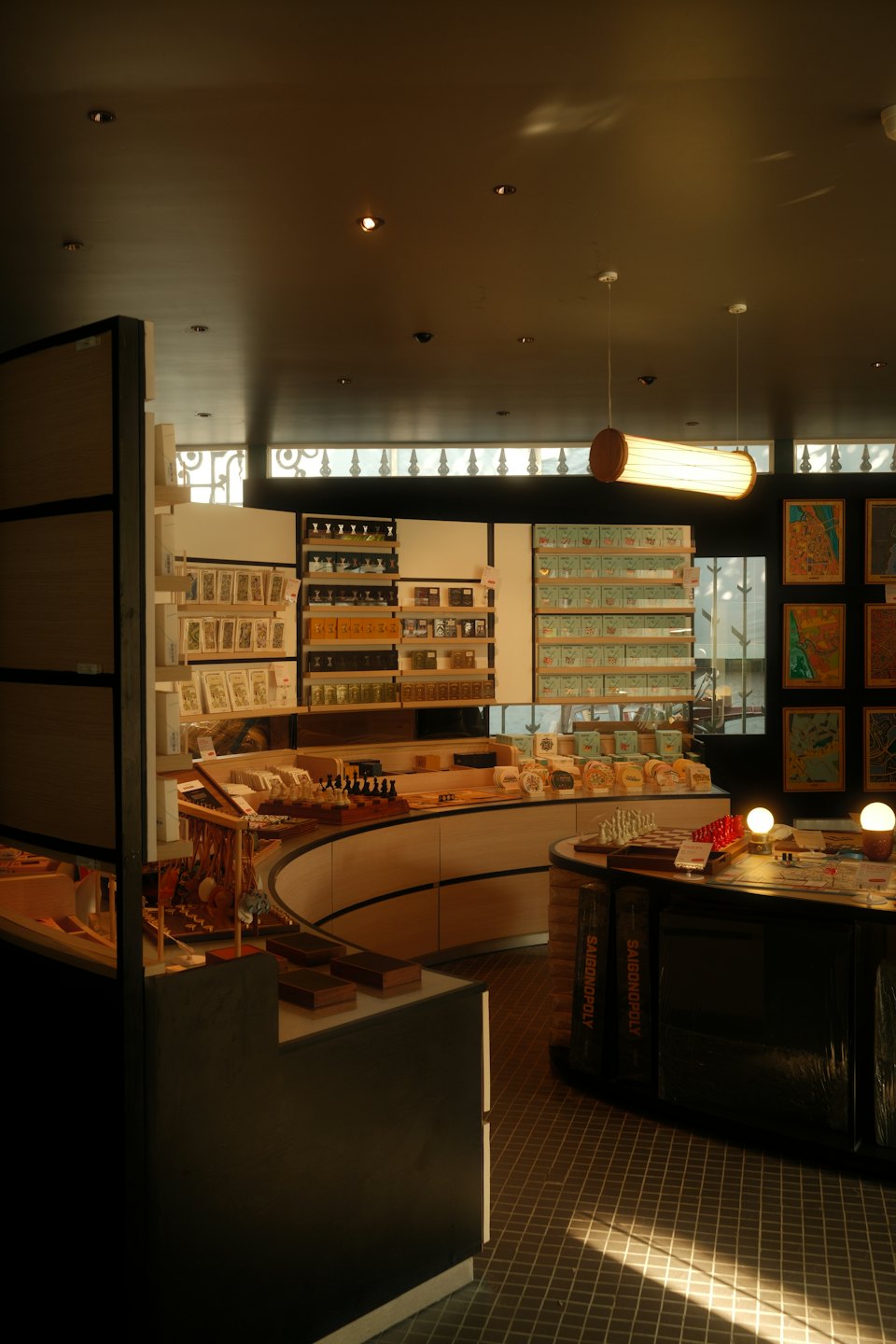 Moderne Boutique-Auslage mit Brettspielen und gerahmten Karten.